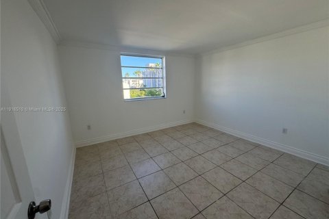 Condo in North Miami Beach, Florida, 2 bedrooms  № 1973435 - photo 18