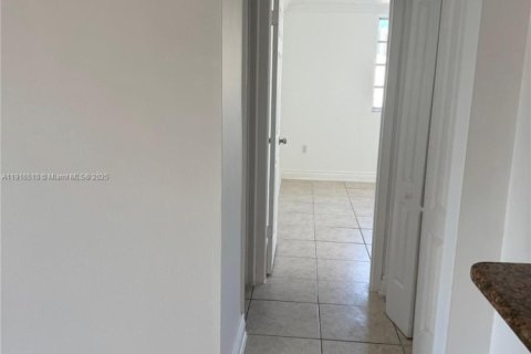 Condo in North Miami Beach, Florida, 2 bedrooms  № 1973435 - photo 16