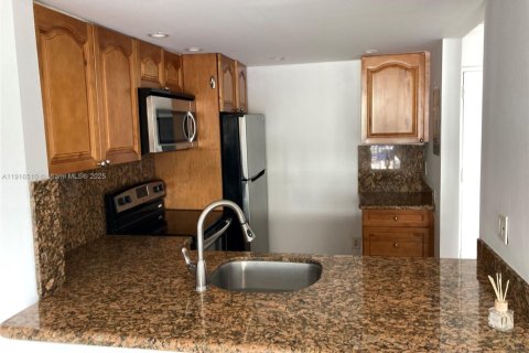 Condo in North Miami Beach, Florida, 2 bedrooms  № 1973435 - photo 4