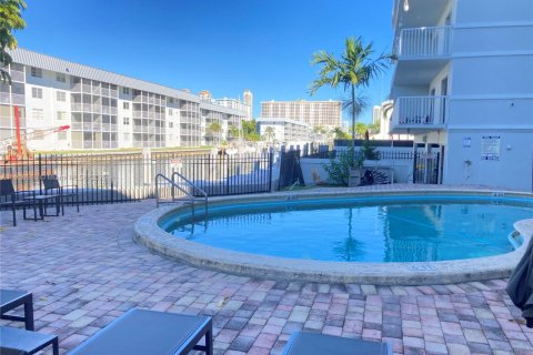 Condo in North Miami Beach, Florida, 2 bedrooms  № 1973435 - photo 28