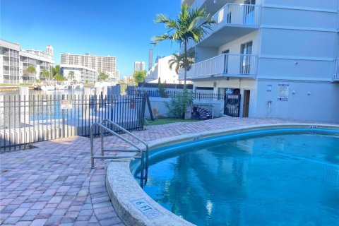 Condo in North Miami Beach, Florida, 2 bedrooms  № 1973435 - photo 29