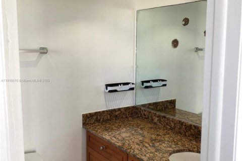 Condo in North Miami Beach, Florida, 2 bedrooms  № 1973435 - photo 15