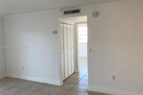 Condo in North Miami Beach, Florida, 2 bedrooms  № 1973435 - photo 9