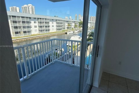 Condo in North Miami Beach, Florida, 2 bedrooms  № 1973435 - photo 8