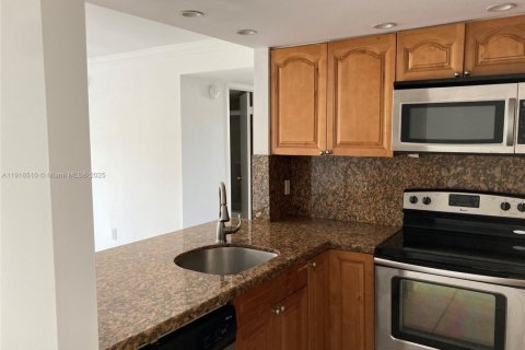 Condo in North Miami Beach, Florida, 2 bedrooms  № 1973435 - photo 5