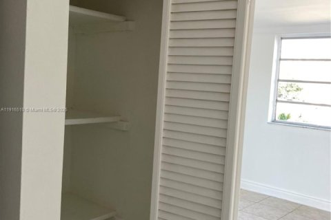 Condo in North Miami Beach, Florida, 2 bedrooms  № 1973435 - photo 24