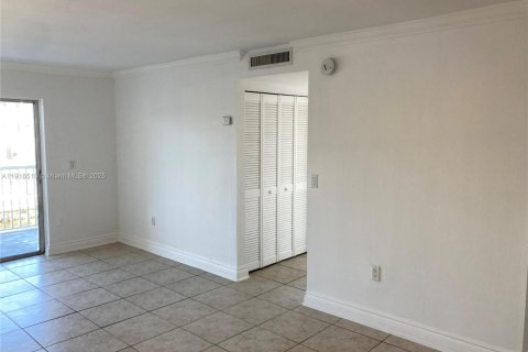 Condo in North Miami Beach, Florida, 2 bedrooms  № 1973435 - photo 7