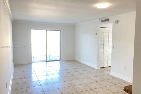 Condo in North Miami Beach, Florida, 2 bedrooms  № 1973435 - photo 2