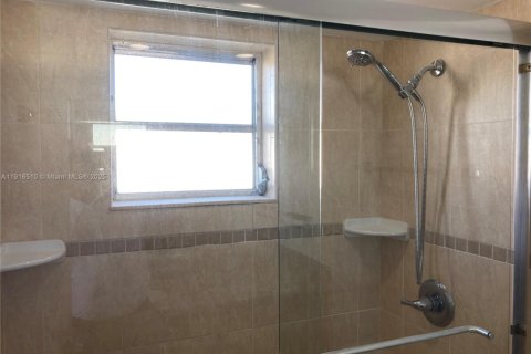 Condo in North Miami Beach, Florida, 2 bedrooms  № 1973435 - photo 14