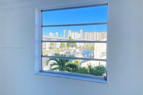 Condo in North Miami Beach, Florida, 2 bedrooms  № 1973435 - photo 12