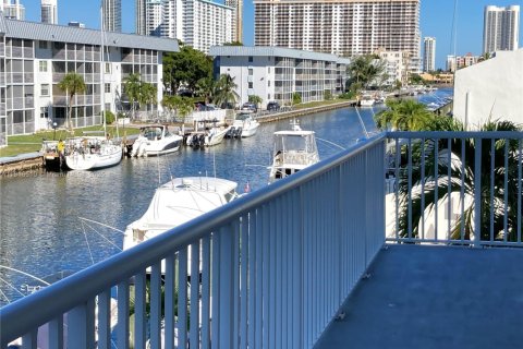 Condo in North Miami Beach, Florida, 2 bedrooms  № 1973435 - photo 1