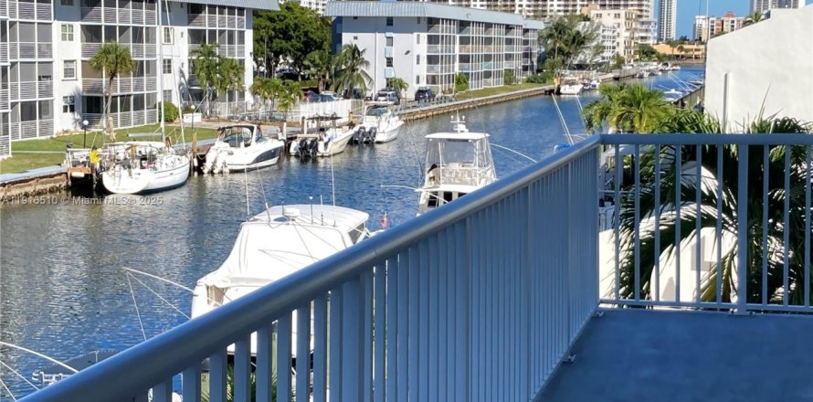 Condo in North Miami Beach, Florida, 2 bedrooms  № 1973435