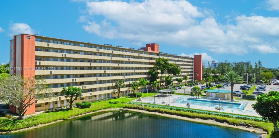 Condominio en Miami, Florida, 1 dormitorio  № 1951977