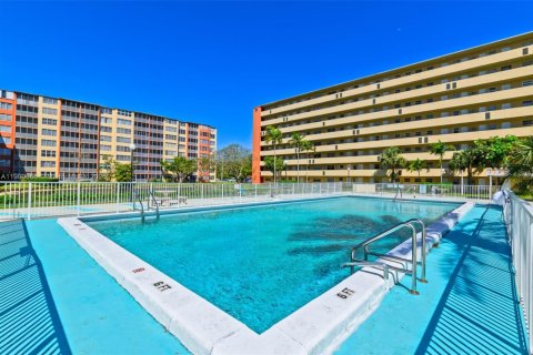Condominio en alquiler en Miami, Florida, 1 dormitorio, 96.25 m2 № 1951977 - foto 10