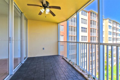 Condominio en alquiler en Miami, Florida, 1 dormitorio, 96.25 m2 № 1951977 - foto 3