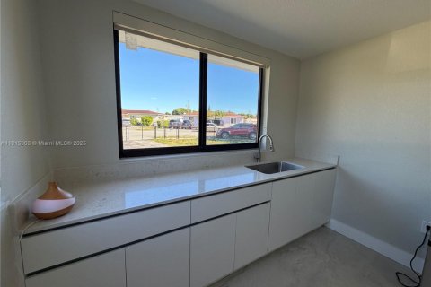 Immobilier commercial à louer à Miami, Floride: 115.29 m2 № 1973791 - photo 4
