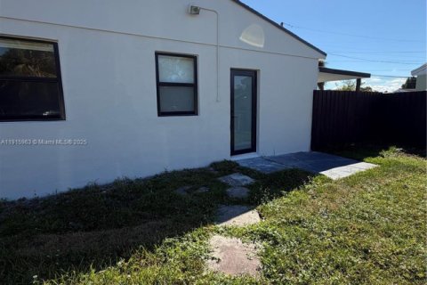 Immobilier commercial à louer à Miami, Floride: 115.29 m2 № 1973791 - photo 1