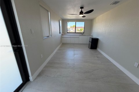 Immobilier commercial à louer à Miami, Floride: 115.29 m2 № 1973791 - photo 2