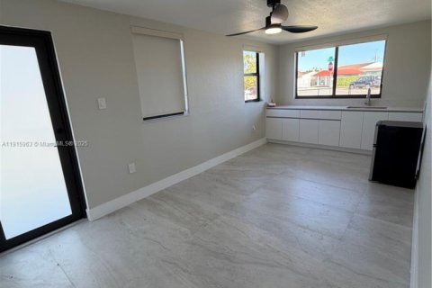 Immobilier commercial à louer à Miami, Floride: 115.29 m2 № 1973791 - photo 3