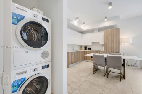 Condo in Miami, Florida, 2 bedrooms  № 2401309 - photo 8