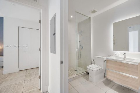 Condo in Miami, Florida, 2 bedrooms  № 2401309 - photo 7