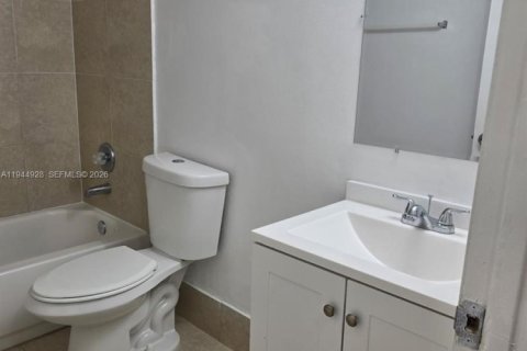 Apartamento en alquiler en Hollywood, Florida, 1 dormitorio № 2001141 - foto 9