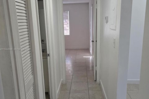 Apartamento en alquiler en Hollywood, Florida, 1 dormitorio № 2001141 - foto 4