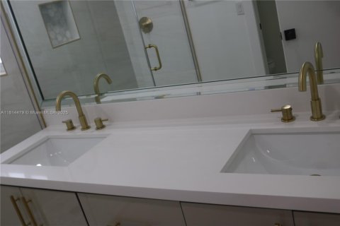 House in Miramar, Florida 3 bedrooms, 195.37 sq.m. № 1762917 - photo 6