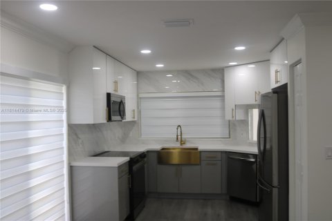House in Miramar, Florida 3 bedrooms, 195.37 sq.m. № 1762917 - photo 13