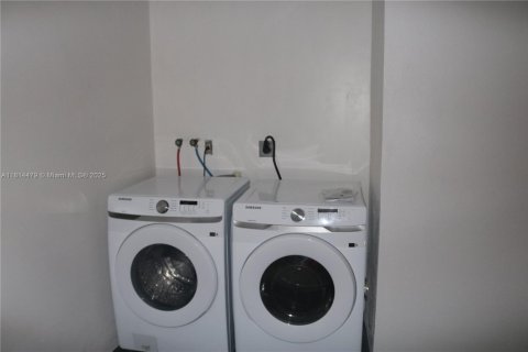 House in Miramar, Florida 3 bedrooms, 195.37 sq.m. № 1762917 - photo 8