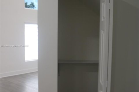 House in Miramar, Florida 3 bedrooms, 195.37 sq.m. № 1762917 - photo 10