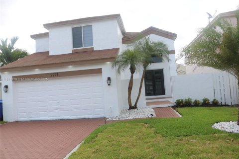 House in Miramar, Florida 3 bedrooms, 195.37 sq.m. № 1762917 - photo 1