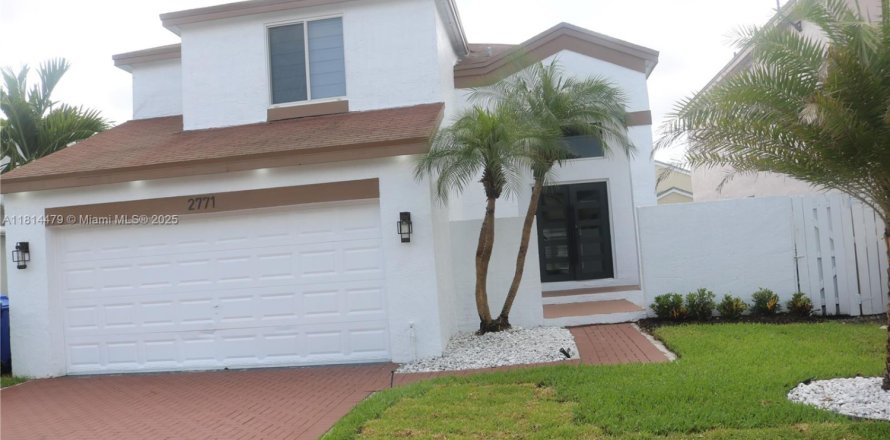 House in Miramar, Florida 3 bedrooms, 195.37 sq.m. № 1762917