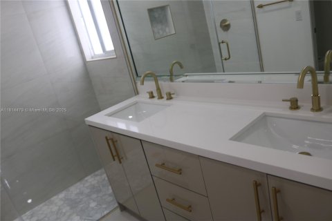 House in Miramar, Florida 3 bedrooms, 195.37 sq.m. № 1762917 - photo 7