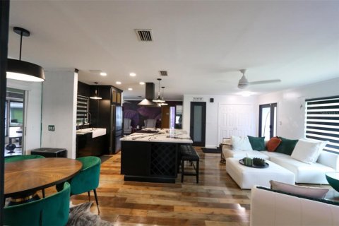 Villa ou maison à louer à Sun City Center, Floride: 2 chambres, 134.71 m2 № 2430517 - photo 2
