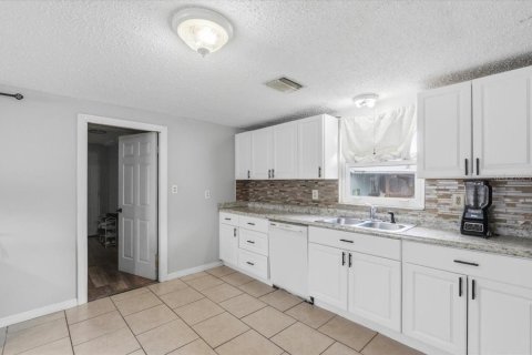 House in Avon Park, Florida 3 bedrooms, 86.31 sq.m. № 2231486 - photo 15