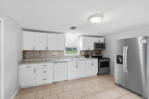 House in Avon Park, Florida 3 bedrooms, 86.31 sq.m. № 2231486 - photo 14