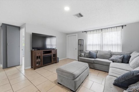 House in Avon Park, Florida 3 bedrooms, 86.31 sq.m. № 2231486 - photo 13