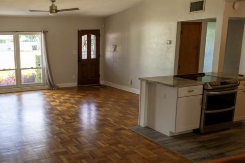House in Orlando, Florida 4 bedrooms, 151.24 sq.m. № 2150171 - photo 28
