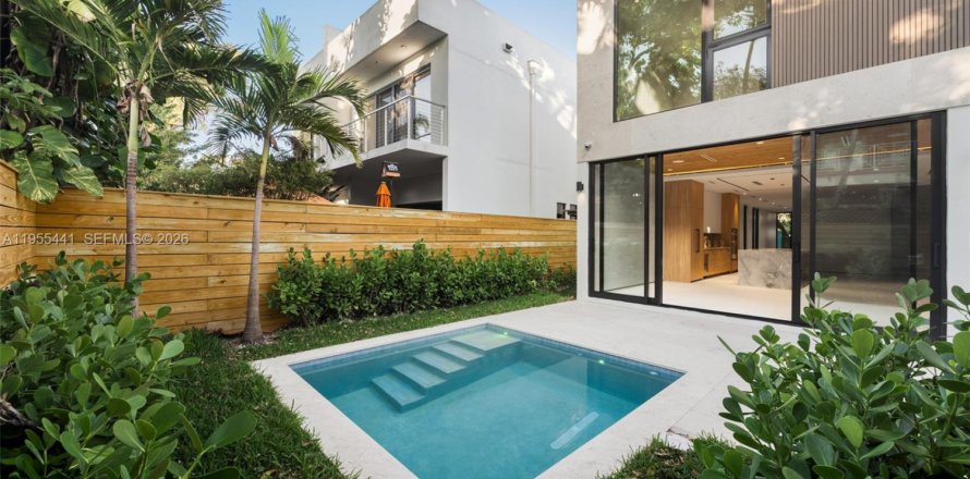 Adosado en Miami, Florida 4 dormitorios, 263.56 m2 № 2025153