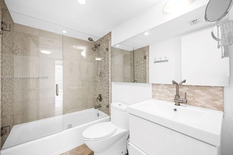 Condo in Miami, Florida, 2 bedrooms  № 1806075 - photo 17