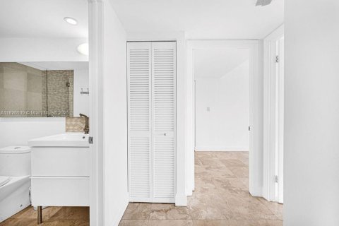 Condo in Miami, Florida, 2 bedrooms  № 1806075 - photo 16