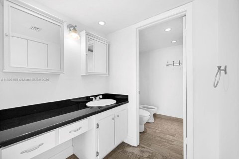 Condo in Miami, Florida, 2 bedrooms  № 1806075 - photo 25