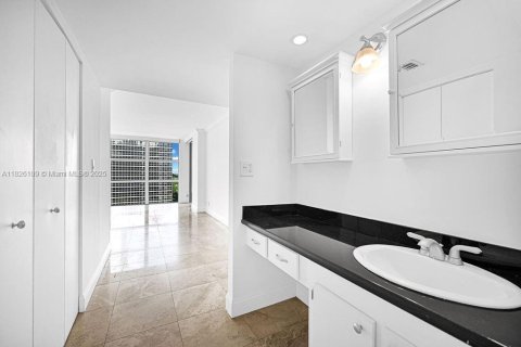 Condo in Miami, Florida, 2 bedrooms  № 1806075 - photo 26