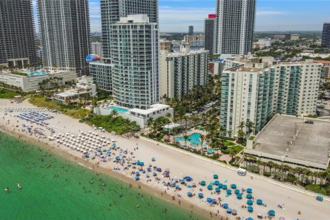 Condominio en Hollywood, Florida, 2 dormitorios  № 2034388