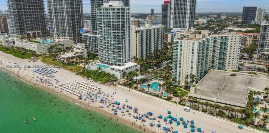 Condominio en Hollywood, Florida, 2 dormitorios № 2034388