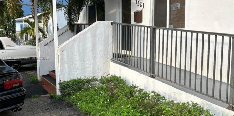 Commercial property in Hialeah, Florida № 1934339