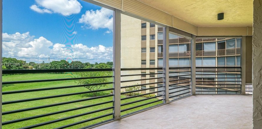 Condominio en Lauderhill, Florida, 3 dormitorios № 2033022