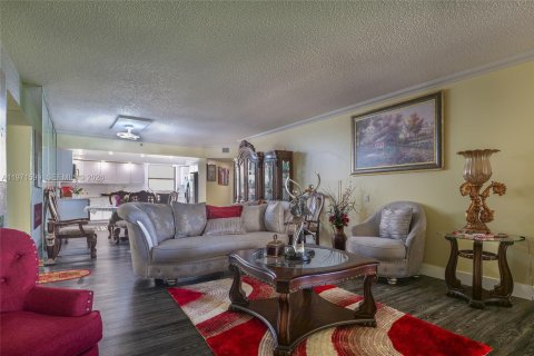 Condominio en venta en Lauderhill, Florida, 3 dormitorios, 183.2 m2 № 2033022 - foto 5