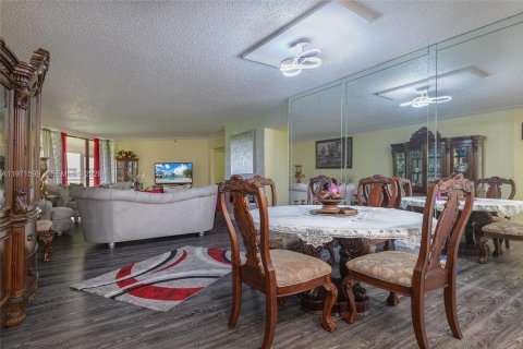 Condominio en venta en Lauderhill, Florida, 3 dormitorios, 183.2 m2 № 2033022 - foto 9